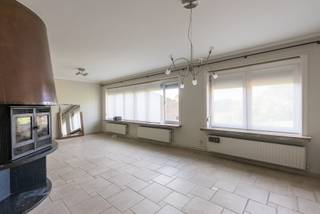 Instapklare woning met gezellige tuin!<br /><br />Deze charmante woning is gelegen nabij het centrum van Geel. Winkels, scholen en openbaar vervoer is voorzien in de nabije omgeving.<br /><br />Op het gelijkvloers treffen we een polyvalente ruimte die de afgelopen jaren werd ingevuld als tandartspraktijk met bijhorende wachtzaal. Tevens is hier een apart toilet aanwezig en een inpandige garage voor de wagen en fietsen.<br /><br />Op 1e en 2e verdieping is er de leefruimte met vernieuwde keuken. Ook hier is een apart toilet en een wasplaats/berging voorzien. <br />De woning beschikt over 4 slaapkamers en een badkamer met dubbele lavabo, ligbad en douche.<br /><br />Onder de woning is er een ruime kelder waar ook de verwarmingsketel staat.<br /><br />In de charmante zuidgerichte tuin is het aangenaam vertoeven. Hier werd reeds een praktisch tuinhuis voorzien voor alle tuinbenodigdheden en overdekt terras.<br /><br />Benieuwd naar deze stadswoning met polyvalente ruimte? Maak uw afspraak via info@immovl.be of 014 58 02 08.