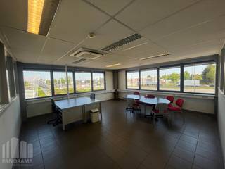 Deze kantoorruimte profiteert van een topligging met maximale visibiliteit langs de N60. De locatie biedt een vlotte verbinding richting Gent, Oudenaarde, Kortrijk en bovendien ligt het pand op slechts enkele minuten van de E17, wat zorgt voor een uitstekende bereikbaarheid.<br /><br />Het instapklaar kantoor op het gelijkvloers heeft een oppervlakte van 96 m² en is praktisch ingedeeld met aparte bureauruimtes. Het gebouw beschikt verder over een volledig ingerichte keuken en meerdere vergaderzalen. Voor wie bijkomende opslagruimte nodig heeft, is er de mogelijkheid om extra stockruimte bij te huren. Ruime parkeergelegenheid op het terrein!<br /><br />Interesse? Contacteer PANORAMA B2B GENT KANTOREN voor meer informatie of een vrijblijvend bezoek via 09 225 09 02.