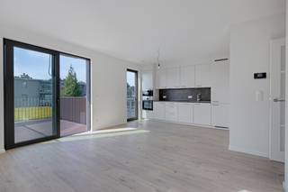 <p><span>Te huur: modern nieuwbouw appartement in Duffel, gelegen aan de Stationsstraat op de stadsrand en op wandelafstand van het treinstation.</span></p><p><br /></p><p><span>Dit lichtrijke appartement combineert wooncomfort met een praktische ligging. Dankzij de grote ramen geniet u van veel natuurlijke lichtinval. De nieuwbouwafwerking zorgt voor een frisse uitstraling en energiezuinige voorzieningen. Bovendien beschikt het appartement over een eigen parkeerplaats, wat een grote troef is in deze buurt.</span></p><p><br /></p><p><span><span></span>Interesse?</span></p><p><span>Druk op de knop &quot;Neem contact op&quot; daarna ontvangt u een mail. Gelieve de stappen in deze mail te volgen om u kandidaat te stellen.</span></p><p><br /></p><p><span>JOUW DROOMAPPARTEMENT. ZO GEVONDEN!</span></p>