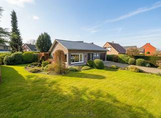 TE MODERNISEREN BUNGALOW, gelegen op een UITERST CENTRAAL GELEGEN HOEKPERCEEL met UITSTEKENDE VISIBILITEIT en TAL VAN MOGELIJKHEDEN. Deze woning...