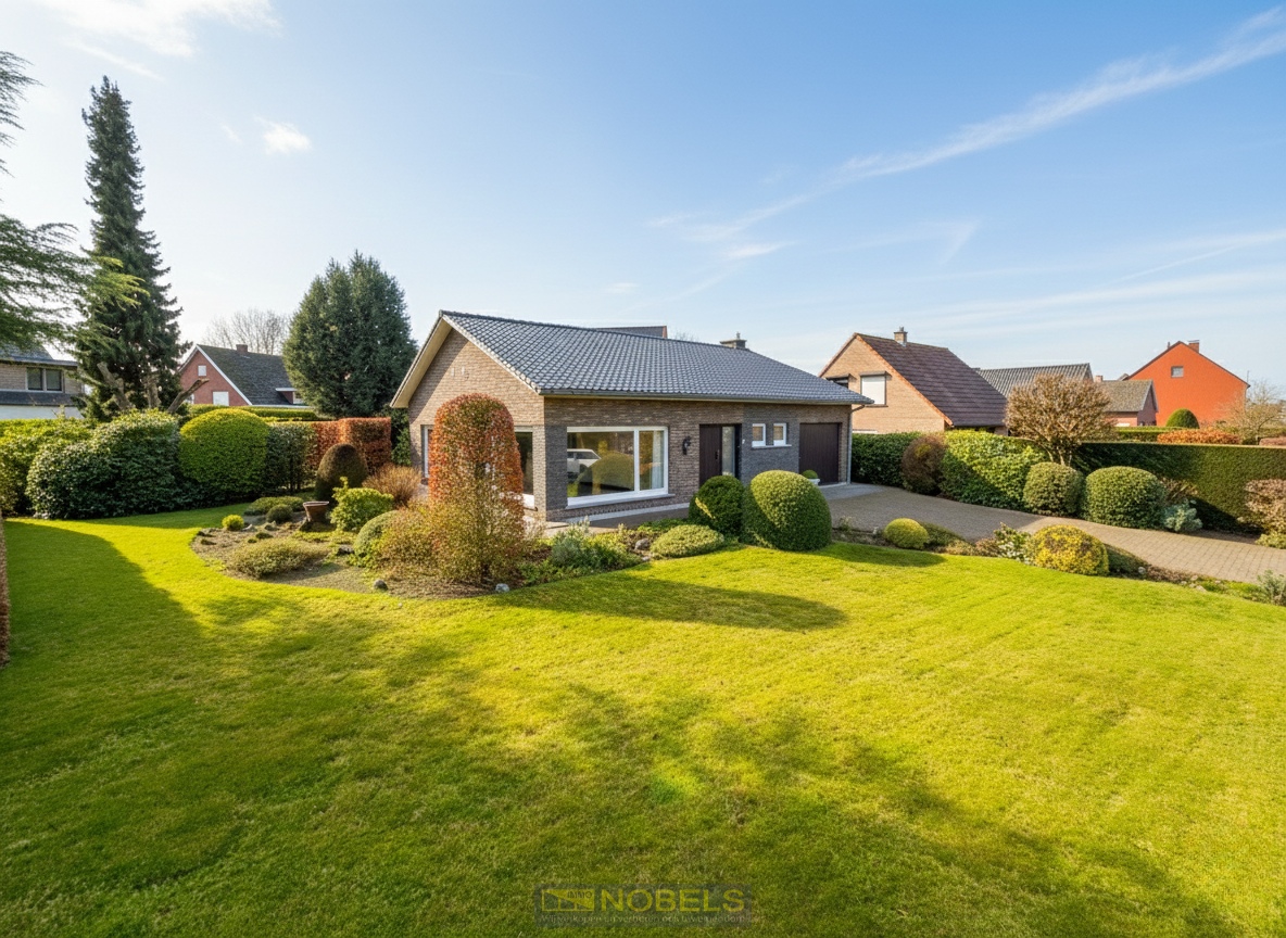 Te koop, Te moderniseren bungalow met grote visibiliteit op centrale ligging te Zingem! - foto 1