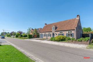 Groot(s) wonen op een toplocatie.En jawel, dat mag je letterlijk nemen. Want 6 slaapkamers en 3 badkamers, daar kan je al iets mee, toch? Verder werd...