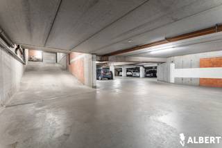 Zeer verzorgd appartement in het centrum van Moorslede.De indeling van de woning is als volgt:- Inkomhal- Leefruimte- Geïnstalleerde keuken-...