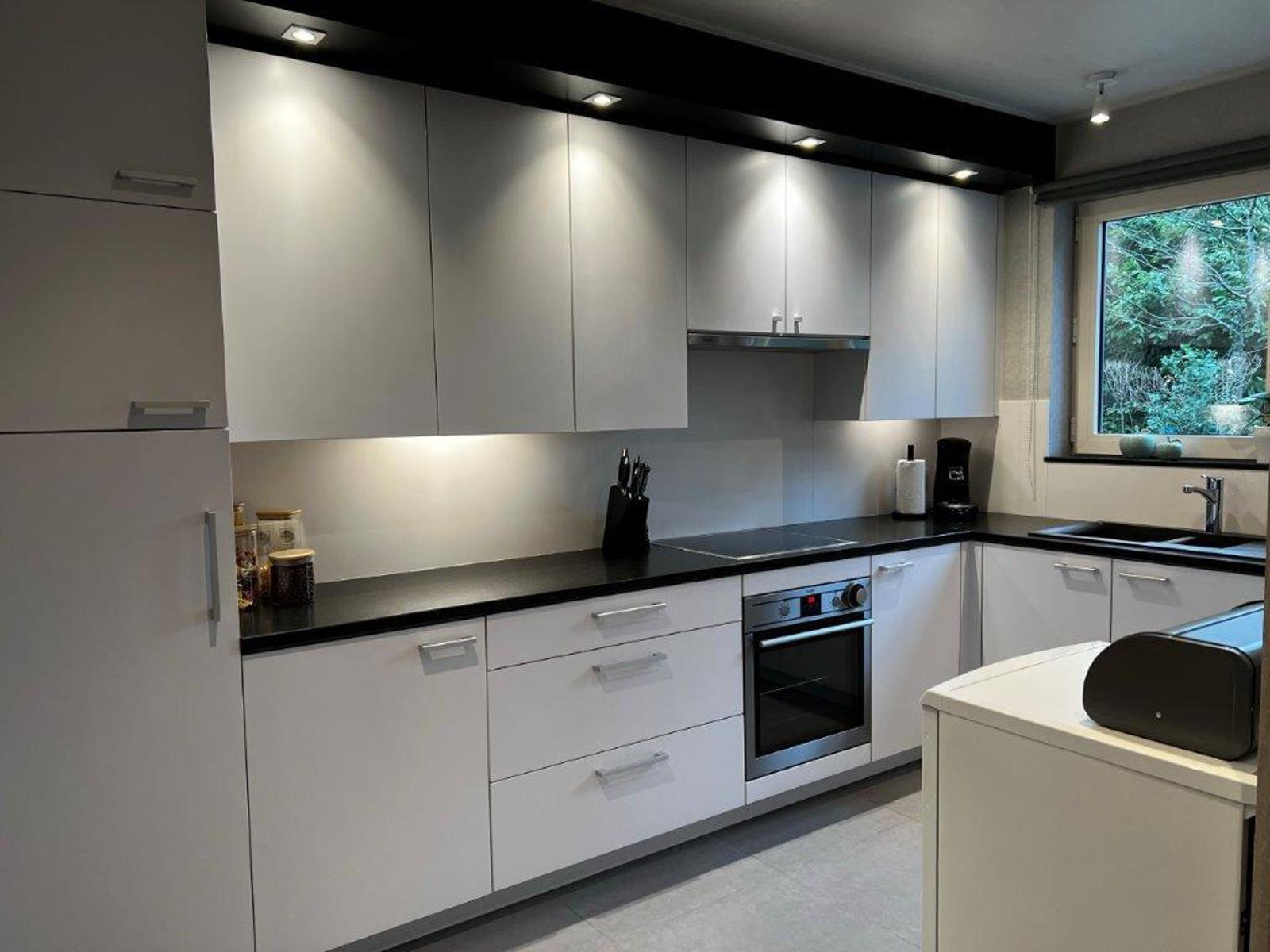 Mooi gelijkvloers appartement met 2 slaapkamers en terras. - foto 5