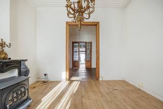 Op een rustige en centrale ligging, op wandelafstand van het stadscentrum, vinden we deze charmante herenwoning uit de eeuwwisseling. Een karaktervolle stadswoning met ca. 185 m² bewoonbare oppervlakte, een ruime kelder en een verrassend private stadstuin.<br />De woning ademt authenticiteit dankzij de hoge plafonds, originele houten en suite-deuren en plankenvloeren. Tegelijk biedt ze heel wat mogelijkheden om de woning verder te moderniseren en volledig naar eigen smaak in te richten.<br /><br />Via de inkomhal met vestiaire komen we op het gelijkvloers in de aangename, doorlopende leefruimte met een voorkamer, salon en eetkamer. De ingerichte keuken sluit hier mooi op aan en beschikt over een vaatwasser, ingebouwde microgolfoven en voldoende kastruimte. Achteraan bevindt zich de badkamer met ligbad, lavabo en toilet. Vanuit de leefruimte is er rechtstreeks toegang tot het vernieuwde terras en de gezellige, private tuin.<br /><br />Op de tussenverdieping bevinden zich twee kamers, waarvan één zich uitstekend leent om om te vormen tot een tweede badkamer. De eerste verdieping omvat twee ruime slaapkamers en een praktische wasplaats. Op de tweede verdieping bevinden zich nog twee ruime kamers met dakramen. Afhankelijk van de gewenste indeling zijn hier 4 tot 6 slaapkamers mogelijk.<br />Ook de kelder biedt heel wat extra ruimte: ca. 50 m² verdeeld over drie afzonderlijke ruimtes.<br /><br />De private stadstuin vormt een absolute troef. Met een vernieuwd terras van ca. 29 m², een tuinhuis en voldoende groen is dit een heerlijke plek om in alle rust te genieten, midden in de stad.<br /><br />Troeven:<br />Karaktervolle herenwoning uit de eeuwwisseling<br />Ca. 185 m² bewoonbare oppervlakte<br />Perceel van 184 m²<br />4 tot 6 slaapkamers mogelijk<br />Kelder van ca. 50 m²<br />Private stadstuin<br />Vernieuwd terras van ca. 29 m²<br />Authentieke houten elementen en hoge plafonds<br />Recent geschilderde gevel<br />Centrale ligging in 2060 Antwerpen<br />EPC-label F – interessant renovatiepotentieel<br /><br />Een woning met karakter, ruimte en mogelijkheden, ideaal voor wie op zoek is naar een authentieke stadswoning met tuin en deze volledig naar eigen smaak wil transformeren.<br /><br />De videotour, het grondplan, EPC, elektriciteitskeuring en asbestattest zijn beschikbaar via de Wellimmo-site onder ‘Documenten’.<br />Interesse? Contacteer Wellimmo Centrum via 03 225 00 68 of gerd@wellimmo.net voor meer informatie of een bezoek.