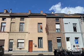 Deze<strong> gezellige stadswoning</strong> in de Haverstraat is een interessante plek voor wie graag in Gent woont en op zoek is naar een woning met een <strong>praktische indeling</strong> en een eigen buitenruimte.<br />Op het gelijkvloers bevinden zich de leefruimte, keuken en badkamer. Achteraan sluit de woning aan op een aangename, <strong>westgerichte stadskoer</strong>. Een compacte buitenplek waar je op zonnige dagen heerlijk kan genieten van een aperitief of een momentje rust. De eerste verdieping omvat <strong>twee slaapkamers</strong>. Op de tweede verdieping bevinden zich <strong>nog twee slaapkamers</strong>. Daarnaast is er een <strong>zolder </strong>die extra bergruimte biedt.<br />De woning heeft hierdoor<strong> verschillende mogelijkheden</strong>. De vier slaapkamers kunnen bijvoorbeeld gebruikt worden als slaapkamers, maar bieden ook ruimte voor een bureau, hobbykamer of dressing, afhankelijk van je persoonlijke noden.<br /><br />Ook de <strong>ligging</strong> is een belangrijke troef. Je woont hier in een rustige straat, terwijl je tegelijk op korte afstand van het centrum van Gent zit. Winkels, scholen, openbaar vervoer en dagelijkse voorzieningen bevinden zich in de nabije omgeving. <br /><br />Wenst u graag een bezoek in te plannen? Contacteer Laura via <strong>0492 07 26 62</strong> of <strong>laura@convas.be</strong>