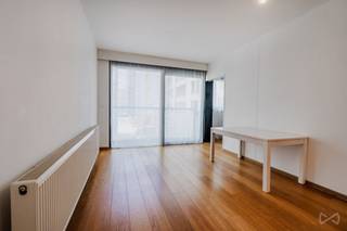 <p>Tel: 0456 12 69 37 / E-mail: kilian.f@weinvest.be</p>
<p>We Invest is trots om u dit prachtige 1-slaapkamerappartement aan te bieden, gelegen op de eerste verdieping van een gebouw met lift, op 10 Place Jean Jacobs. Het bestaat uit een ruime inkomhal, een apart toilet, een volledig uitgeruste open keuken die aansluit op de leefruimte, een slaapkamer van 10 m² met aangrenzende badkamer, evenals een balkon van 3 m².</p>
<p>Optioneel is er een parkeerplaats beschikbaar, die aan uw huur kan worden toegevoegd tegen een extra maandelijkse vergoeding.</p>
<p>Het appartement geniet van een uitzonderlijke ligging, op slechts enkele stappen van de Louizalaan en het Poelaertplein. U bevindt zich ook in de onmiddellijke nabijheid van de Zavel, een iconische wijk van Brussel, bekend om zijn antiquairs, kunstgalerijen en gastronomische adressen. De omgeving biedt vlotte toegang tot het openbaar vervoer (tram en metro Louise), tal van kwaliteitswinkels, evenals trendy restaurants en cafés.</p>
<p>Huurprijs: €1.100/maand<br />Kosten: €180/maand (provisie voor het onderhoud van de gemeenschappelijke delen)<br />EPC: E</p>
<p>Onmiddellijk beschikbaar! 3-jarig huurcontract!</p>
<p>Niet te missen! Voor meer exclusieve panden, bezoek www.weinvest.be!</p>