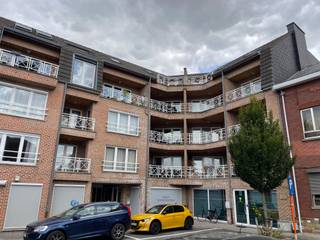 <p>Welkom in het hart van Landen, waar dit ruime duplex appartement je meteen zal verrassen.<br /><br />Gelegen in Residentie De Wijngaard, pal aan het Marktplein, combineert dit appartement een centrale ligging met een aangenaam wooncomfort.<br /><br />Met een bewoonbare oppervlakte van maar liefst 120 m² en twee terrassen geniet je hier op elk moment van de dag van zon en licht.<br />Via de gemeenschappelijke inkomhal bereiken we het appartement op de derde verdieping.<br /><br />We komen terecht in een centrale inkomhal die toegang geeft tot de slaapvertrekken en de trap naar de bovenliggende leefruimte.<br />Op deze verdieping bevinden zich twee slaapkamers en een verzorgde badkamer, uitgerust met een ligbad met douchefunctie, een dubbele wastafel en een toilet.<br /><br />Via één van de slaapkamers heb je bovendien toegang tot een gezellig, oostgericht terras.<br />De ideale plek om de dag rustig te starten met een kop koffie in de ochtendzon.<br /><br />Via de trap begeven we ons naar de bovenste verdieping, waar zich de leefruimte bevindt.<br /><br />Meteen valt de aangename lichtinval op.<br />De woonkamer geeft rechtstreeks uit op het ruime, zuidwestgerichte terras met een prachtig zicht over het Marktplein.<br />Hier geniet je de hele namiddag en avond van de zon en de levendige sfeer van het stadscentrum.<br /><br />De geïnstalleerde keuken met ontbijthoek sluit mooi aan op de leefruimte en biedt alle comfort voor het dagelijkse leven.<br />Verder beschikt deze verdieping nog over een praktische berging met aansluiting voor wasmachine en droogkast, evenals een afzonderlijk toilet.<br /><br />Ook praktisch heeft dit appartement heel wat te bieden.<br />Zo beschik je over een privatieve kelderberging én een afgesloten garage, waardoor je steeds voldoende opbergruimte hebt en je wagen veilig kan parkeren.<br /><br />Ben je op zoek naar een ruim appartement met twee terrassen, een garage en alle voorzieningen op wandelafstand?<br />Dan is dit zonder twijfel een bezoek waard. Hier woon je midden in het centrum van Landen, met winkels, horeca, openbaar vervoer en alle dagelijkse voorzieningen letterlijk om de hoek.<br /> </p>