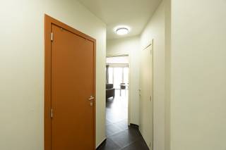 <p>Bij het binnenkomen treft u een aangename leefruimte die dankzij de grote raampartijen geniet van een mooie lichtinval. Het appartement beschikt over een functionele keuken en twee volwaardige, comfortabele slaapkamers. Grote troef aan deze woonst is het gunstige EPC-label B, wat betekent dat u hier woont met een lage energiefactuur en zonder renovatieverplichting.</p><p></p><p>Als kers op de taart is er de mogelijkheid om in dezelfde residentie een vlot toegankelijke, private garagebox aan te kopen voor € 30.000,00. Een ideale kans voor wie houdt van comfort, extra opbergruimte of een veilige parkeerplaats voor de auto.</p><p></p><p>Kortom, een perfecte opportuniteit voor zowel starters, koppels als investeerders die op zoek zijn naar een zorgeloze eigendom op een toplocatie. Mis deze kans niet en plan snel uw bezoek!</p>