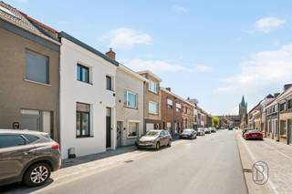 Deze woning is centraal gelegen op fietsafstand van de zee, en werd volledig gerenoveerd. Leuk gerenoveerd, met de laatste technieken: EPC A,...