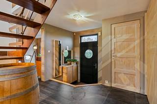 Deze karaktervolle halfopen bebouwing, geïnspireerd als vierkantshoeve, werd in 1998 tot op de baksteen gestript en met oog voor detail...