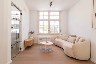 <strong>Energiezuinige woning met 2-slaapkamers en tuin op topligging in Nieuwpoort-stad.</strong><br /><br />Ontdek deze karaktervolle woning in het hart van Nieuwpoort-stad, mooi gelegen in de gegeerde Langestraat, op een boogscheut van het Marktplein en de Kaai.<br />Hier geniet u van comfortabel wonen in een omgeving met uitstekende winkels, restaurants en openbaar vervoer en dit alles nabij de natuur en zee.<br />Bij het betreden van de woning komt u in de inkomhal die toegang biedt tot de lichtrijke leefruimte.<br />Vanuit de leefruimte hebt u direct toegang tot de privatieve tuin, waar u in alle rust kan ontspannen en genieten van de zon.<br />De nieuwe luxe maatkeuken is uitgerust met hoogwaardige Siemens-toestellen.<br />De woning beschikt over twee ruime slaapkamers en een nieuwe badkamer met inloopdouche en hedendaagse afwerking.<br />Achteraan vindt u een gezellige stadstuin, een absolute troef op deze centrale ligging, waar u in alle rust kan ontspannen en genieten van de zon.<br /> <br />Waarom deze woning een buitenkans is:
<ul>
<li><span>Topligging in het centrum van Nieuwpoort</span></li>
<li><span>Instapklaar met gloednieuwe keuken en badkamer.</span></li>
<li><span>2 volwaardige slaapkamers</span></li>
<li><span>Uitstekende EPC B (184 kWh/m² jaar)</span></li>
<li><span>Warmtepomp en isolatie (muren & daken)</span></li>
<li><span>Conforme elektriciteitskeuring en asbestveilig</span></li>
<li><span>Zuidelijk georiënteerde Stadstuin in de stad</span></li>
<li><span>Karaktervolle gevel in een recent heraangelegde straat</span></li>
<li><span>Nieuwe ramen (voorgevel inkom en living) in bestelling</span></li>
<li><span>Grondoppervlakte 1,43 a</span></li>
</ul>
Financieel zeer aantrekkelijk:
<ul>
<li><span>Fiscale voordelen: Geniet van slechts 2% registratierechten (bij aankoop als enige eigen woning).</span></li>
<li><span>Laag KI van 327</span></li>
<li><span>Geen syndicus kosten</span></li>
<li><span>Rendement: Ideaal om zelf te wonen én ook interessant als opbrengsteigendom om te verhuren met een mooi verhuurendement</span></li>
<li>Extra voordeel voor jonge kopers:<br />Ben je jonger dan 35 jaar en koop je een woning dan is er een aankooppremie van €11.250 van de stad Nieuwpoort.</li>
</ul>
<br />Bent u op zoek naar een instapklare woning met karakter, moderne luxe en een topligging in het centrum van de kuststad Nieuwpoort? Contacteer ons vandaag nog voor een bezoek en ontdek zelf deze unieke opportuniteit.<br /><br /><br />