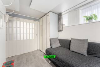 Op zoek naar een praktische instapklare studio op een toplocatie? Deze parel ligt op een steenworp van het bruisende stadscentrum van Wenduine, met het strand, winkels, gezellige restaurants, scholen en openbaar vervoer binnen handbereik. <br /><br />Bij binnenkomst word je verwelkomd in de leefruimte, waar de open keuken naadloos aansluit. Deze is uitgerust met een gasfornuis, dampkap, oven en spoelbak. De gezellige woonkamer leidt naar de badkamer en bureauruimte. Verder is er ook een apart toilet aanwezig in de studio. <br /><br />Op zoek naar een slimme investering, tweede verblijf of vaste woonst? Grijp deze kans en plan snel je bezoek aan deze topper! <br /><br />