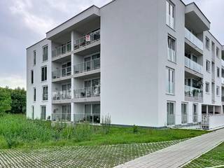 Dit lichtrijke appartement beschikt over een moderne open keuken en een heerlijk terras om te ontspannen. Grote troef: een eigen autostaanplaats is inbegrepen! Ideaal gelegen in een rustige buurt, op een boogscheut van het historisch centrum.<br /><br />Indeling:<br /><br />3°V.: inkom (7 m²) met apart toilet - woonkamer (31 m²) met open keuken (5 m²) voorzien van inductie kookplaat, combi oven, frigo en vaatwasser - berging (2 m²) met aansluiting voor de wasmachine - badkamer (4 m²) met inloopdouche en enkele lavabo - slaapkamer (13 m²) - zuidgericht terras (6 m²)<br /><br />- 2°V.: ondergrondse parkeerplaats (P17)<br /><br />Algemeen: <br />- Huurprijs: € 850,00/maand<br />- Provisie: € 75,00/maand <br />- Beschikbaar vanaf: 01/08/2026<br /><br />De snelste manier om een bezoek te brengen aan dit pand? Vraag je bezoek aan via de roze knop op onze website (www.dewaele.com) en je wordt gecontacteerd door onze verhuurexpert Broes. <br /><br />Telefonisch kunnen er geen afspraken gemaakt worden. Bij andere vragen kun je ons telefonisch contacteren via 050 444 999.