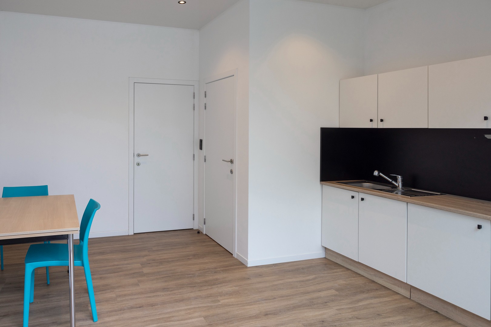 Meergezinswoning met handels/woongelijkvloers en twee extra appartementen centraal Meulebeke. - foto 4
