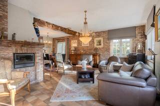 <p><em>Ontdek deze tijdloze en stijlvolle open bebouwing uit 1976, met een gunstig EPC C, gelegen op een perceel van 8a90 en omringd door een idyllische tuin. Deze woning combineert rust, ruimte en charme in een prachtige omgeving.</em></p>
<p>Op het gelijkvloers verwelkomt een lichtrijke inkomhal je naar de gezellige woonkamer met haard en de recente keuken – een lichte en aangename ruimte voor dagelijks leven en samenzijn. Een bureau kan eenvoudig worden ingericht als vierde slaapkamer.</p>
<p>Op de verdieping bevinden zich drie comfortabele slaapkamers en een badkamer. Het dak werd vernieuwd in 2015. Daarnaast beschikt de woning over een garage en staanplaatsen voor vlot parkeren, en een kelder voor extra opbergruimte.</p>
<p>Een unieke kans om te wonen in comfort, stijl en energie-efficiëntie!</p>