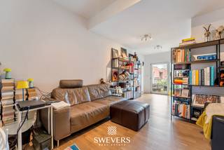 Interesse? Meer informatie op www.SWEVERS.be. - Instapklare en energiezuinige rijwoning met twee slaapkamers en een zonnige zuidgerichte tuin, gelegen op een toplocatie nabij het centrum van Leuven. De woning werd gerenoveerd in 2018 en beschikt over een lichtrijke leefruimte met open keuken, een praktische badkamer en een kelder. Dankzij de uitstekende bereikbaarheid, parkeermogelijkheid voor de deur en nabijheid van scholen, winkels en openbaar vervoer is dit een ideale gezinswoning of investering. Momenteel verhuurd aan €1.200 per maand. Bel ons vandaag nog voor een persoonlijke rondleiding. Wij van Swevers Real Estate helpen je maar al te graag verder. tel. 011 255 155. Bron bewoonbare oppervlakte: EPC-verslag.