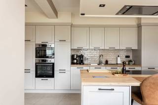 <p>Te koop Gaverstraat te Geraardsbergen</p>
<p>Verkoopsinfo : Pieter Cardoen 0475 36 12 52, pieter@cornelis-goeman.be</p>
<p>Recente (deels) genoveerde woning met 5 slaapkamers en loods van +- 140 m2</p>
<p>Gelijkvloers werd recent gerenoveerd en omvat: inkomhal welke toegang geeft tot de woonruimte. De open keuken is voorzien van alle comfort met aansluitend bijkeuken/washok. Via de “patio” komt u de inpandige garage (met aut. poort)</p>
<p>De eerste en tweede verdieping werd deels reeds gerenoveerd maar dient verder afwerkt te worden. Op de eerste verdieping momenteel 3 slaapkamers en een volledige gerenoveerde badkamer.</p>
<p>De tweede verdieping omvat een hal en twee slaapkamers.</p>
<p>Extra troef is de loods van +-140 m2, deels vernieuwd (o.a geïsoleerd dak, sectionale poort).</p>
<p>Bijkomende troeven :</p>
<ul>
<li>Aangename terrassen</li>
<li>Zuidgerichte tuin</li>
<li>Omheind terrein met geautomatiseerde poort</li>
<li>Geen overstromingsgevoelig gebied</li>
<li>Goede mobiscore</li>
<li>Aangename ligging, net buiten het centrum aan de rand van bosgebied</li>
<li>Gunstige EPC o.a. omwille van zonnepanelen, warmteboiler</li>
</ul>
<p>Beschikbaarheid is bespreekbaar met de eigenaars.</p>
<p>Interesse in bijkomende info (plannen, VGI, VIP, kadaster, extra foto’s, .. ) of een bezoek ? Klink dan op de button " infoaanvraag/afspraak" op deze pagina. Of 0475 36 12 52.</p>
<p>Vermelde afmetingen in deze advertentie zijn informatief en niet bindend.</p>