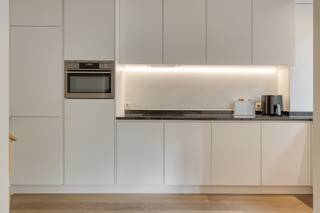 Ontdek dit schitterende appartement te koop in het hart van Antwerpen, volledig gerenoveerd in 2017 met hoogwaardige materialen. Dit ruime appartement van 110 m² op de tweede verdieping biedt een uitzonderlijke woonervaring in de bruisende stad Antwerpen.Indeling:- Inkomhal met gietijzeren deur- lichtrijke woonkamer op parket- keuken vooraan volledig voorzien van alle nodige toestellen - masterbedroom aan de rustige achterzijde met volledig ingemaakte kasten en toegang tot het eerste terras- open bureauruimte in de gang- tweede slaapkamer, ideaal als kinderkamer of logeerkamer met toegang tot het tweede terras- moderne badkamer met inloopdouche en lavabo- apart toilet - Praktische kelderMeubilair inbegrepen: de shutters, gordijnen, gemonteerde verlichting,eettafel, trolley-bar op wieltjes, muurtafeltje, salontafeltje, sofa, tapijt, TV & TV-meubel, slaapbank, ladenkast, bureelstoel, bureelverlichting, staande spiegel, nachttafeltjes, wasmachine, terrasset, vliegenramen. Troeven van dit appartement:- Absolute toplocatie in Antwerpen: uitstekende bereikbaarheid met openbaar vervoer en belangrijke invalswegen- Totaalrenovatie in 2017, waardoor het appartement in uitstekende staat verkeert: kwalitatief afgewerkt met oog voor detailDit appartement is ideaal voor wie op zoek is naar een instapklare woning op een gewilde locatie. De nabijheid van winkels, restaurants en cultuur maakt wonen hier bijzonder aantrekkelijk. Zoek je een appartement te koop in Antwerpen? Dan is dit een unieke kans.Bent u geïnteresseerd in een appartement of woning te koop in Antwerpen? Aarzel dan niet om ons te contacteren. Had u graag uw eigen eigendom te koop aangeboden contacteer ons dan voor een vrijblijvende schatting, telefonisch op het nummer 03/206.76.76 of per mail naar antwerpen@dewaele.com.Ook voor alle andere vragen omtrent vastgoed, kopen of verkopen kan u steeds bij ons terecht!