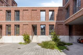 <p><span>Nieuwbouw woningen in Antwerpen </span></p><p><span> </span></p><p><span>Bent u op zoek naar de perfecte plek om te wonen of werken in Antwerpen? Zoek niet verder!</span></p><p><span> </span></p><p><span>Van de 4 woningen hebben er 3 een privatieve tuin. Deze functionele woningen zijn voorzien van alle comfort. Een gezellige leefruimte en veel lichtinval en open keuken, een badkamer met inloopdouche, spoelbak en toilet en 2 ruime slaapkamers. Alle woningen zijn voorzien van vloerverwarming. </span></p><p><span> </span></p><p><span>Mogelijkheid tot het huren van een ondergrondse autostaanplaats en/of berging.</span></p><p><span> </span></p><p><span>Woningen:</span></p><ul><li><span>woning 1: 2 slpk, 81m², €1050</span></li><li><span>woning 2: 2 slpk, 83m², 110m² tuin, €1150</span></li><li><span>woning 3: 2 slpk, 110m², 30m² tuin, €1250</span></li><li><span>woning 4: 2 slpk, 105m², 29m² tuin, €1250</span></li></ul><p><span> </span></p><p><span>Troeven:</span></p><ul><li><span>Lift</span></li><li><span>Vloerverwarming</span></li><li><span>Zonnepanelen</span></li><li><span>6 maanden gratis Fiber internet</span></li><li><span>Fietsenbergingen</span></li></ul><p><span> </span></p><p><span>Ons project ligt in het hart van Antwerpen, waardoor u toegang heeft tot alle voorzieningen, winkels, restaurants, scholen, openbaar vervoer,....</span></p><p><span> </span></p><p><span>Neem vandaag nog contact met ons op om uw interesse te tonen, vragen te stellen of een bezichtiging te regelen.</span></p><p><span>Voor meer informatie en prijzen, neem contact met ons op 03/283 06 06 of <span>info@reant.be</span></span><span> en bezoek onze website op <span>www.reant.be</span></span><span> </span></p><p><span> </span></p><p><span> </span></p><p><span> </span></p><p><span> </span></p>