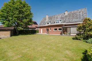 Gelegen in de rustige, groene Scheldestraat te Otegem (deelgemeente van Zwevegem) vind je deze bijzonder ruime villa met groen zicht voor- en achteraan. De woning combineert een landelijke ligging met een vlotte bereikbaarheid naar Zwevegem, Kortrijk en Waregem. Dankzij de royale volumes, praktische indeling en een zonnige privacybiedende tuin, is dit de perfecte opportuniteit om jouw ideale gezinswoning te creëren.Indeling: - ruime inkomhal voorzien van gastentoilet- lichtrijke leefruimte met groene zichten voor- en achteraan- zonnige veranda- ruime leefkeuken met zicht op de tuin- praktische kelderberging- 1 slaapkamer beneden- bureaukamer aan inkomhal- inpandige garage- 5 ruime slaapkamers boven- afzonderlijk toilet- badkamer voorzien van ligbad en lavabomeubel- toegang tot bergzolderTroeven: - groene, residentiële ligging- zonnige tuin, avondzon op terras- ideale basis voor een stijlvolle renovatie naar hedendaags comfort- voldoende parkeergelegenheid op eigen terreinBenieuwd naar meer? Contacteer Valentine Duquesne (0493/25 32 62) voor meer informatie of een bezoek ter plaatse. Dit pand is onderworpen aan de renovatieverplichting van de Vlaamse overheid voor residentiële gebouwen (behoudens bij sloop binnen 5 jaar na de aankoop). Consulteer voor meer informatie de website van het Vlaams Energie- en Klimaatagentschap via https://www.vlaanderen.be/een-woning-kopen/renovatieverplichting-voor-residentiele-gebouwenBestuursmaatregelen in het maatregelenregister: nee