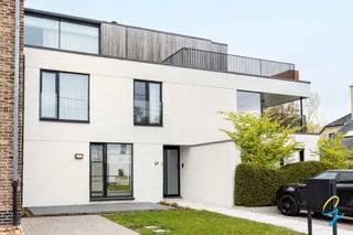 In een kleinschalig appartementsgebouw in Ophasselt wordt deze prachtige penthouse te koop aangeboden. Het project is uniek in zijn afwerkingsgraad...