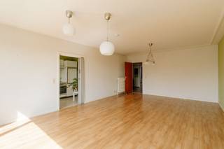 <p>Op de derde verdieping van dit gebouw ontdek je een appartement dat meteen rust en ruimte uitstraalt. Je komt binnen via een aangename, ruime inkomhal met een apart toilet en extra bergruimte, dit is dus praktisch en comfortabel vanaf de eerste stap.</p><p><br /></p><p>Vooraan bevindt zich de leefruimte, waar grote raampartijen zorgen voor een overvloed aan natuurlijk licht en een open, luchtig gevoel. Aansluitend ligt de keuken, die vandaag perfect functioneel is en tegelijk de kans biedt om ze stap voor stap naar eigen smaak te vernieuwen.</p><p><br /></p><p>Aan de achterzijde van het appartement bevinden zich twee volwaardige slaapkamers en een badkamer met inloopdouche. </p><p><br /></p><p>Op het gelijkvloers is er bovendien een gemeenschappelijke tuin, een fijne plek om even buiten te zijn en tot rust te komen. Daarnaast beschikt het appartement ook nog over een extra privatieve bergruimte op het gelijkvloers, handig voor fietsen, seizoensspullen of extra opslag.</p><p><br /></p><p>Een aangenaam appartement met een logische indeling, veel licht en het potentieel om er helemaal jouw thuis van te maken.</p>