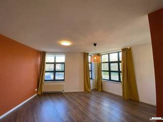 <p><span>Instapklaar gelijkvloers appartement met 2 slaapkamers in het centrum van Wuustwezel</span></p><p><span>Dit </span><span>gezellige en praktisch ingedeelde appartement</span><span> bevindt zich op het gelijkvloers van een kleinschalig gebouw, gelegen in het hart van Wuustwezel op wandelafstand van winkels, openbaar vervoer en andere voorzieningen.</span></p><p><span>De </span><span>lichtrijke woonkamer</span><span> van ca. </span><span>30 m²</span><span> is afgewerkt met een </span><span>laminaatvloer</span><span> en biedt voldoende ruimte voor een comfortabele zit- en eethoek. Aansluitend vind je de </span><span>halfopen keuken</span><span>, uitgerust met een </span><span>elektrische kookplaat</span><span>, </span><span>dampkap</span><span>, </span><span>koelkast</span><span> en </span><span>spoelbak</span><span> ideaal voor dagelijks kookgemak.</span></p><p><span>De </span><span>berging</span><span> biedt extra opbergruimte en beschikt over aansluitingen voor </span><span>wasmachine en droogkast</span><span>, evenals de installatie van de </span><span>CV-ketel</span><span>.</span></p><p><span>Het appartement beschikt over </span><span>twee slaapkamers</span><span>:</span></p><ul><li><span>De </span><span>hoofdslaapkamer</span><span> (ca. </span><span>12 m²</span><span>) is ruim en comfortabel, met laminaatvloer.</span></li><li><span>De </span><span>tweede slaapkamer</span><span> (ca. </span><span>5 m²</span><span>) is perfect als </span><span>kinderkamer, dressing of bureauruimte</span><span>.</span></li></ul><p><span>De </span><span>badkamer</span><span> is functioneel ingericht met een </span><span>douche in ligbad</span><span>, een </span><span>toilet</span><span> en een </span><span>enkele lavabo</span><span> en is volledig betegeld.</span></p><h3><span>Extra troeven:</span></h3><ul><li><span>EPC-label B</span><span> energiezuinig wonen</span></li><li><span>Beschikbaar vanaf </span><span>1 april 2026</span></li></ul><p><span>3 maanden huurwaarborg</span></p>