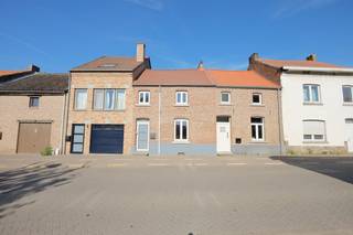 Deze leuke woning is gelegen op een perceel van meer dan twee are en biedt tal van mogelijkheden voor wie wil renoveren naar eigen smaak en stijl...