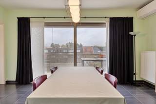 BEZOEK AANVRAGEN ENKEL MOGELIJK VIA VOLGENDE LINK: <br />https://verlinden.mijnhuurprofiel.be/property/05798882-02b4-4c32-82f6-dcf303a6d869<br /><br />Dit appartement is gunstig maar toch rustig gelegen in het centrum van Mol, op wandelafstand van tal van winkels, sportaccommodatie, openbaar vervoer, ziekenhuis, ... Tevens geniet deze van een vlotte verbinding naar omliggende gehuchten en gemeentes.<br /><br />Het appartement is gelegen op de bovenste verdieping van een nette, kleinschalige residentie. <br />Via de gemeenschappelijke trap of lift, betreden we de inkomhal met gastentoilet ingebouwde vestiairekast. Als we verder lopen komen we terecht in de leefruimte welke opgedeeld is in een knusse eethoek en zithoek. Hier geniet u van alle comfort dankzij radiatoren, airco (met warme lucht) en de nodige verduistering. Doordat de leefruimte aan de achterkant gesitueerd is, kom je via een schuifraam meteen op het zuidgeoriënteerde terras waar u van voldoende zon en privacy geniet. Wenst u toch liever even in de schaduw te vertoeven? Dan kan dit perfect met de aanwezig luifel. <br /><br />De aparte keuken is voorzien van een koelkast, oven, microgolfoven, keramische kookplaat, afzuigkap, vaatwasser, spoeltafel, voldoende kastruimte en ruimte voor een ontbijthoek. Ook hier geeft een schuifraam uit op het terras. <br /><br />De wasplaats/ berging is tevens toegankelijk via de inkomhal en hier bevindt zich de centrale verwarming op gas evenals de mogelijkheid voor het plaatsen van een wasmachine en droogkast. <br /><br />Beide slaapkamers zijn zeer ruim en genieten van voldoende lichtinval. De volledig betegelde badkamer beschikt over een ligbad, douchecel, dubbele wastafel in meubel met kastruimte en een extra toilet.<br /><br />In de kelder bevindt zich een privatieve berging (13 m²) en een autostaanplaats (garage met elektrische poort),<br />Tevens geniet u hier van gemeenschappelijke parkeerplaatsen achteraan het gebouw. Ideaal voor een tweede auto of voor bezoekers.<br /><br />Kortweg; zeer ruim, zeer energie zuinig en in het centrum van Mol!<br /><br />Huurprijs: €850/maand | geen gemeenschappelijke kosten | beschikbaarheid: 01/11/2026 | EPC: 37 kWh/m² (label A)