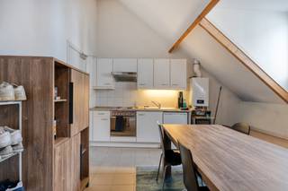 <strong>Studio in Antwerpen centrum.</strong><br /><br /><strong>Indeling:</strong><br />De studio bevindt zich op de derde verdieping (zonder lift). We komen langs de inkom binnen in de keuken en eetkamer. De keuken is voorzien van een kleine ijskast, oven, kookvuur, spoelbak en voldoende opbergruimte. Uiterst rechts bevindt zich de leefruimte, die momenteel door een kast is gescheiden van de slaapruimte. <br />In de slaapruimte is er een deur die leidt naar de badkamer, uitgerust met douche, toilet en een enkele wastafel.<br /><br /><strong>Bijzonderheden:</strong><br />EPC label <strong>B</strong>;<br />Maandelijkse kosten: €60,-/maand (beheer; verbruik/ onderhoud algemene delen; privéwaterverbruik)<br />Deels gemeubeld;<br /><br /><strong>Ligging:</strong><br />Gelegen in het <strong>centrum van Antwerpen</strong>, op wandelafstand van de <strong>Meir</strong>! Universiteit en Hogescholen, horecazaken, openbaar vervoer en uitvalswegen in de directe nabijheid.