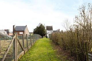 Perceel grond te koop in Geraardsbergen met een totale oppervlakte van 2216 m2 

Dit stuk omvat twee perceelnummers met volgende kadastrale leggers 

PERCEEL 1 
Perceelnummer:  A458 N2 
Kadastrale details:  Bouwland 
oppervlakte 645 

PERCEEL 2:
Perceelnummer:  A458 C 
Kadastrale details:  Bouwland 
oppervlakte 1571 m2 

Volgens gewest gelegen in "woonuitbreidingsgebied"
Geen overstromingsgevoelig gebied (label A) 
Toegang door erfdienstbaarheid via Hoge weg, naast huisnummer 196.
Omheind perceel, niet verpacht aan landbouwer

Percelen worden niet afzonderlijk verkocht 
Bieden kan vanaf 30.000 euro 

Voor bijkomende info ( VGI, kadaster, VIP, bodemattesten, ..)  
Bel Pieter Cardoen 04745 36 12 52 of mail pieter@cornelis-partners.be
