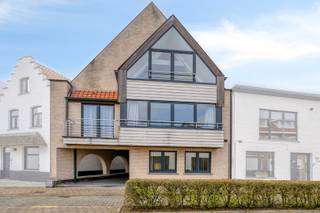 Au cœur historique du vieux Knokke, à seulement 200 mètres du Groentemarkt, se trouve cette propriété exceptionnelle comprenant trois unités résidentielles entièrement aménagées. Grâce à son emplacement central, toutes les commodités urbaines — des magasins aux restaurants en passant par les pharmacies — sont à portée de main.<br /><br />Le bâtiment comprend trois unités résidentielles distinctes, une par étage, avec un duplex au dernier étage. Chaque unité dispose d'une terrasse ensoleillée ; le premier étage dispose en outre d'un balcon supplémentaire à l'avant. Les appartements et les parties communes ont récemment fait l'objet d'une rénovation complète. Toutes les unités résidentielles disposent d'une installation électrique certifiée (2023) et affichent de bonnes performances énergétiques grâce à de nouvelles chaudières à gaz (2022). Le bâtiment sera entièrement exempt d'amiante. Grâce à son orientation favorable et à ses grandes baies vitrées, l'ensemble du bâtiment bénéficie d'une lumière naturelle abondante.<br /><br />Les trois boxes de garage spacieux au rez-de-chaussée, inclus dans la vente, constituent un atout supplémentaire.<br /><br /><strong>Surfaces et EPC :</strong>
<ul>
	<li>Rez-de-chaussée : 73 m² — EPC C (222 kWh/m²)</li>
	<li>1er étage : 117 m² — EPC B (153 kWh/m²)</li>
	<li>Duplex 2e étage : 114 m² — EPC B (187 kWh/m²)</li>
</ul>
Ce bâtiment constitue une opportunité particulièrement intéressante pour les investisseurs à la recherche d'un rendement stable et attractif.