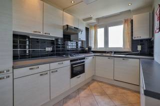 Op een rustige locatie in Edegem, omgeven door groen, bieden wij u dit energiezuinig appartement (80m²) aan met 2 slaapkamers en een...
