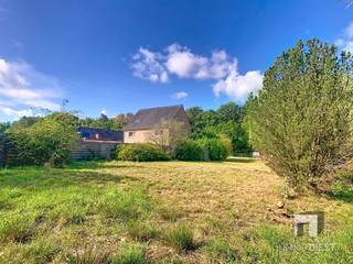 <p><span>Bouwgrond te koop Rust en Natuur nabij Tessenderlo-Ham en Laakdal</span></p><p><span>BOUW HIER UW WONING EN GENIET VAN RUST EN NATUURPRACHT!!</span></p><p><span>Ontdek deze prachtige bouwgrond van 1.866 m², ideaal gelegen voor wie houdt van rust en natuur, maar toch vlotte verbindingen belangrijk vindt. Met een perceelbreedte van 18 meter biedt dit terrein tal van mogelijkheden voor het realiseren van jouw droomwoning.</span></p><p><span>Ligging en omgeving:</span></p><ul><li><span>Gelegen aan de N174, met gemakkelijke toegang tot omliggende gemeenten.</span></li><li><span>Slechts 5 km van het centrum van Tessenderlo-Ham, 6,4 km van het centrum van Laakdal en op 7,4 km van de oprit naar de E313 richting Antwerpen.</span></li><li><span>Diest bereik je op slechts 9,8 km.</span></li><li><span>De bouwgrond ligt nabij het natuurreservaat Gerhagen en is omringd door bosrijke gebieden en weilanden. Ideaal voor natuurliefhebbers en wandelaars.</span></li></ul><p><span>Troeven van het perceel:</span></p><ul><li><span>Noordoostelijke oriëntatie aan de achterzijde, perfect voor ochtend- en avondzon in de tuin.</span></li><li><span>Het perceel grenst aan twee bestaande woningen, wat privacy en een gezellige buurt garandeert.</span></li><li><span>Een bos ligt direct achter het perceel, dat ook via de achterzijde bereikbaar is ideaal voor wandelingen of recreatie.</span></li><li><span>Ondanks de ligging aan een drukkebaan, geniet je hier van een rustige omgeving dankzij de natuurlijke buffer van bossen en weilanden.</span></li></ul><p><span> </span></p><p><span>Bouwvoorschriften:</span></p><ul><li><span>Straatbreedte van ca. 18 m;</span></li><li><span>Gevelbreedte mogelijk van ca. 12m;</span></li><li><span>Een bouwoppervlakte van ca. 204m²;</span></li><li><span>Maximale bouwdiepte van 17 meter gelijkvloers en 12m op verdieping;</span></li><li><span>Maximum 2 bouwlagen;</span></li><li><span>Zijdelingse bouwvrije stroken van minstens 3 meter;</span></li><li><span>Bouwlijn 17 meter uit wegas;</span></li><li><span>Dakvorm hellend;</span></li></ul><p><span>Samengevat:</span><span> Deze bouwgrond combineert een strategische ligging met rust en natuur. Of je nu houdt van buitenactiviteiten, of gewoon op zoek bent naar een plek waar je tot rust kan komen, hier vind je het allemaal. Dankzij de nabijheid van belangrijke invalswegen en het centrum van omliggende steden geniet je van het beste van beide werelden.</span></p><p><span>Interesse?</span><span> Aarzel niet en neem vandaag nog contact op voor meer informatie of een bezoek ter plaatse!</span></p><p><span>Bel Immodiest 013/31.25.22</span></p>