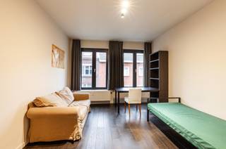 Residentie Montedomus is een leuke residentie met achteraan een overdekte fietsenstalling. De mogelijkheid doet zich voor om een staanplaats voor de wagen bij te huren. Het gebouw werd enkele jaren geleden volledig gerenoveerd.<br />De studio's worden bemeubeld verhuurd: enkel bed zonder matras, bureau, bureaustoel, kleerkast. Verder beschikken ze over een privé badkamer met inloopdouche, lavabo en toilet en een geïnstalleerde keuken. Er is aansluiting voorzien voor internet en in de kelder is een privatieve bergruimte inbegrepen.<br />De huurprijs bedraagt 750 euro per maand + de maandelijkse kostendekking (forfait) ten bedrage van 130 euro omvat het verbruik van water, elektriciteit, verwarming, internet, brandverzekering, brandkeuring, schoonmaak van gemeenschappelijke delen. De eventuele studentenbelasting van 190 euro wordt apart aangerekend. <br />Interesse? Contacteer ons dan voor meer informatie of een bezichtiging. info@covas.be // 016 40 60 20 // www.covas.be