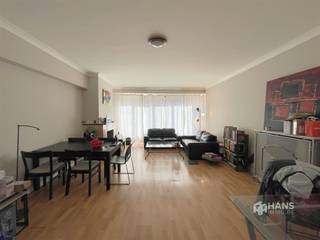 <p><span>Lichtrijk éénslaapkamer appartement met terras op toplocatie in 2000 Antwerpen! </span></p><p><span> </span></p><p><span>Het pand ligt op wandelafstand van de Meir, de oude stad, de Leien, Rooseveltplaats en tal van leuke restaurants en bars. </span></p><p><span> </span></p><p><span>Je betreedt het appartement via de inkomhal die verbinding verleend tot alle ruimtes. </span></p><p><span>De leefruimte met open keuken heeft een oppervlakte van 32m². </span></p><p><span>Badkamer voorzien van douche en lavabomeubel. Apart toilet aanwezig. </span></p><p><span>De slaapkamer situeert zich aan de achterkant van het appartement en geeft toegang tot het balkon. </span></p><p><span> </span></p><p><span>Maandelijkse kosten van 100 euro voor: onderhoud/gebruik gemene delen, onderhoud/gebruik lift, provisie water, provisie verwarming. </span></p><p><span>EPC: 177 B</span></p><p><span>Kelderberging ter beschikking voor huurder. Voor heel ons aanbod of een gratis schatting surf naar <span>www.hansimmo.be</span></span><span> of bel 03/290.30.30</span></p>