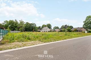 Voor meer info en foto’s, surf naar www.swevers.be – Bouw uw droomwoning op deze aantrekkelijke bouwgrond voor open bebouwing in Heusden-Zolder. Het perceel ligt aan Weg naar de Grauwe Steen en combineert een rustige woonomgeving met een vlotte bereikbaarheid.<br />Met een oppervlakte van 654 m², een perceelbreedte van 15 meter en een diepte van 50,49 meter biedt deze grond heel wat mogelijkheden voor een comfortabele gezinswoning met tuin. De zuidoostelijke oriëntatie zorgt voor aangenaam natuurlijk licht en fijne zonmomenten, ideaal voor wie droomt van een zonnig terras of een gezellige buitenruimte.<br />De bestemming voor open bebouwing biedt ruimte om een woning te realiseren die aansluit bij uw eigen wensen en plannen, onder voorbehoud van de nodige vergunningen. Ook de ligging is een sterke troef: scholen bevinden zich op 1 km, winkels op 900 meter en openbaar vervoer en recreatie op slechts 400 meter. Dankzij de nabijheid van de snelweg op 3,8 km is deze locatie ook interessant voor pendelaars. Een mooie kans voor wie ruimte, rust en bereikbaarheid wil combineren in Heusden-Zolder. Voor meer informatie, bel 011 255 155.