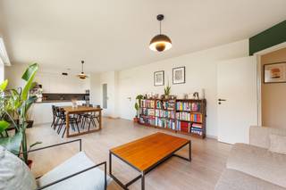 <p>In Residentie Zwaluwenhof op de grens van Hoboken en Hemiksem vinden we dit instapklaar appartement terug op de vierde verdieping van dit gebouw, opgericht in 1995. Het dak van dit gebouw werd recent nog bijgeïsoleerd. De maandelijkse kosten bedragen 123€/maand (syndicus, blokpolis, onderhoud algemeen, minuterie, lift, privatief water). Per maand wordt er ook 51,9€ gespaard in het reservefonds. Gelijkvloers is er een inpandige staanplaats verplicht mee aan te kopen voor 9.000 €.</p><p>Via de lift bereiken we dit aangename appartement met een praktische inkomhal met mogelijkheid om jassen en schoenen op te bergen. De leefruimte met open keuken baadt in het licht dankzij de vele grote ramen. De keuken is volledig uitgerust met oven, microgolf, elektr. kookplaat, dampkap, 1,5 spoelbak en vrijstaande koel- en vrieskast. Het werkblad is in laminaat. Naast de keuken vinden we een terrasje terug.</p><p>De leefruimte zelf is op laminaat en beschikt aan de ene zijde over een praktische berging. Hier vinden we ook de elektrische installatie (conform!) en de warmwaterboiler terug en de aansluiting voor wasmachine en droogkast. Via de nachthal is er toegang tot een zeer ruime master op laminaat. De tweede slaapkamer is ook voldoende ruim en voorzien van een rolluik. Er is een afzonderlijk toilet aanwezig met handenwasser. De badkamer tenslotte is voorzien van douche in bad en een ruim lavabomeubel met extra kastruimte.</p><p>Plan snel uw bezoek op dit prachtig appartement.</p>