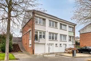 VALIMMAS verkoopt deze welgelegen en energiezuinige driegevelwoning met garage, parking en mooie tuin.... Het gelijkvloers, op het straatniveau,...