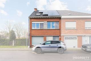 Deze aangename gezinswoning combineert ruimte en comfort in een rustige woonomgeving. Ligging:De woning is gelegen in de Kasteelstraat 33 te Hulste, een rustige en residentiële buurt met een vlotte verbinding naar het centrum, winkels, scholen en belangrijke invalswegen. Hier geniet u van een aangename woonomgeving met alle nodige voorzieningen binnen handbereik.Indeling:Bij het betreden van de woning komt u binnen in de inkomhal, die toegang biedt tot een apart gastentoilet. Verder vindt u een ruime en lichtrijke leefruimte, aansluitend op de keuken en de eetruimte. Achteraan de woning bevindt zich een gezellige veranda met zicht op de tuin. De tuin biedt bovendien voldoende ruimte voor ontspanning en recreatie.Op de eerste verdieping bevinden zich twee volwaardige slaapkamers, een apart toilet en een badkamer uitgerust met zowel een inloopdouche als een ligbad. Tot slot werd de zolder ingericht tot een ruime derde slaapkamer, perfect als master bedroom, hobbyruimte of thuiskantoor.Troeven:- Moderne badkamer uitgerust met een inloopdouche en ligbad- Voorzien van zonnepanelen, wat bijdraagt aan een lager energieverbruik- EPC-score D, geen renovatieverplichting van toepassingBel snel voor en afspraak naar 056/96.08.00 of mail naar info@property-vastgoed.be