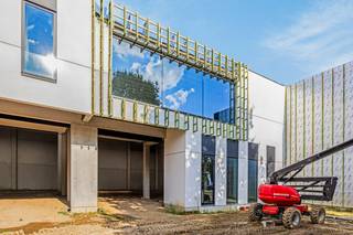 Op de knappe site 'Trudopark' te Sint-Truiden wordt dit bedrijfsgebouw te koop aangeboden.<br /><br />In totaal zijn er nog vijf eenheden te koop, met tal van mogelijkheden en invullingen. Bel ons voor meer info en het bespreken van uw ondernemersdroom!<br /><br />Deze unit, nummer 4, heeft een oppervlakte van 400 m² op het gelijkvloers, met op de verdieping nog een mezzanine van 105 m². Ideaal voor het creëren van extra opslagruimte, bureelruimte, showroom, ... . De bedrijfsruimte wordt casco afgewerkt maar kan in overleg met de verkoper nog verder worden afgewerkt naar eigen wensen en noden.<br /><br />Deze bedrijfshal heeft een vrije hoogte van maar liefst 9 m en is bereikbaar via de geïsoleerde sectionaalpoort. Ook is er veel natuurlijke lichtinval door de vele ramen en uiteraard de lichtstraten, waardoor het binnen aangenaam werken wordt.<br /><br />Heeft dit pand je interesse gewekt? Aarzel niet om contact op te nemen voor meer info of een bezoek ter plaatse!