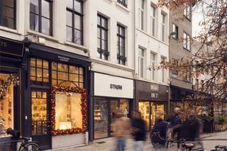 Ontdek dit uitstekend gelegen handelspand op een absolute topligging in het bruisende centrum van Antwerpen. Gelegen in de populaire Korte Gasthuisstraat, waar veel passage en zichtbaarheid gegarandeerd zijn. Momenteel uitgebaat onder de namen Strom &amp; June 21, met twee gevels naast elkaar.<br />Kenmerken van het pand:<br />Commerciële gelijkvloerse oppervlakte: ca. 93 m².<br />Stockage- en personeelsruimte op de verdiepingen: ca. 83 m².Breedte van de gevels samen: ca. 9,5 meter.<br />Oplevering: casco (werken reeds in uitvoering).<br />Aanpassing van de handelspui in uitvoering. <br />De vitrinehoogte wordt verhoogd met 40 cm.<br />Het rechter raam wordt een vast raam zonder toegangsdeur.<br />Het linker raam krijgt een schuifdeur als ingang. <br />Deze commerciële ruimte biedt een unieke opportuniteit voor retailers die op zoek zijn naar een prominente locatie met maximale zichtbaarheid in één van de meest bezochte winkelstraten van Antwerpen.<br />Voor meer info of een bezoek: contacteer info@immodelestre.be of 054 33 62 52.