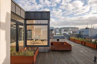 <strong>Uniek duplex-penthouse met indrukwekkend terras, gelegen op een absolute toplocatie op ’t Eilandje</strong><br /><br />Dit uitzonderlijke penthouse bevindt zich in een kleinschalige vernieuwbouw en strekt zich uit over de 3e en 4e verdieping. De bovenste verdieping is volledig ingericht als leefruimte en baadt dankzij de omliggende raampartijen in natuurlijk licht. Vanuit elke hoek geniet u van een panoramisch zicht op het water, het MAS, de jachthaven, de Kathedraal, de Boerentoren en de skyline van Antwerpen.<br /><br />De royale leefruimte op kwaliteitsvolle parketvloer sluit naadloos aan op het indrukwekkende zonneterras van maar liefst 90 m². Een unieke buitenruimte waar rust, privacy en vergezichten samenkomen. De stijlvolle open keuken is een echte blikvanger, uitgerust met een marmeren werkblad, hoogwaardige ingebouwde toestellen, een wijnkoeler en alle denkbare comfort voor wie graag kookt en ontvangt. Via de elegante trap bereikt u de slaapverdieping op de 3e etage. Hier bevindt zich de master bedroom met ensuite badkamer, aangevuld met twee extra slaapkamers en een tweede badkamer. Verder beschikt het appartement over een apart gastentoilet en een zeer praktische berging.<br /><br /><strong>Indeling 3e verdieping:</strong><br />- Inkom<br />- Apart toilet<br />- Berging<br />- Technische berging<br />- Slaapkamer 1 met badkamer en toilet<br />- Slaapkamer 2 met badkamer <br />- Slaapkamer 3<br /><br /><strong>Indeling 4e verdieping:</strong><br />- Keuken<br />- Leefruimte<br />- Terras<br /><br /><strong>Bijzonderheden:</strong><br />- EPC score A<br />- Terras van 90 m²<br />- Optioneel is er een ruime privatieve garagebox met automatische poort aan te kopen voor €75.000