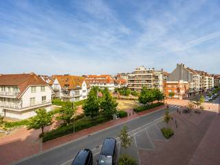 Dit aangename appartement is uitstekend gelegen in de gegeerde Koningslaan, op korte wandelafstand van het Rubensplein, de zeedijk en het bruisende centrum van Knokke. Dankzij de centrale ligging bevinden winkels, restaurants en het strand zich allemaal binnen handbereik. Bovendien geniet het appartement van een mooi open zicht. Het appartement omvat een inkomhal met afzonderlijk toilet, een lichtrijke leefruimte met grote raampartijen en toegang tot het terras. Aansluitend bevindt zich de aparte keuken. Verder beschikt het appartement over een ruime slaapkamer met toegang tot een aangenaam terras aan de achterzijde en een praktische douchekamer. Een private kelderberging is inbegrepen. Daarnaast is er de mogelijkheid tot aankoop van een garagebox. Een ideaal appartement voor wie op zoek is naar een aangename pied-à-terre op een centrale en gegeerde ligging te Knokke.<br /><br />Stedenbouwkundig uittreksel en maatregelenregister in aanvraag.<br /><br />Aarzel niet om ons te contacteren voor meer informatie: tel. : 050 62 44 14 of via knokke@immax.be