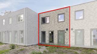Bent u op zoek naar een instapklare en bijzonder energiezuinige woning op een gunstige locatie? Dan is deze woning, gelegen aan de Asdonckstraat 73A in Leopoldsburg, zeker een bezoek waard.<br /><br />Deze gesloten bebouwing beschikt over een bewoonbare oppervlakte van 126 m² en is gelegen op een perceel van 3a55ca. Dankzij de praktische indeling en de aanwezigheid van 3 slaapkamers biedt deze woning alle ruimte voor comfortabel wonen, ideaal voor gezinnen, starters of wie extra ruimte wenst voor een bureau of hobbykamer.<br /><br />Op het gelijkvloers bevindt zich een aangename, lichtrijke leefruimte met voldoende plaats voor een gezellige zit- en eethoek. De woning biedt een functionele indeling waarbij wooncomfort en praktisch gebruik mooi samenkomen.<br /><br />Een van de grootste troeven zijn de uitstekende energieprestaties. Met een EPC-label A+ en een uitzonderlijke energiescore van -8 kWh/m²/jaar is deze woning bijzonder energiezuinig, wat bijdraagt aan een comfortabel en duurzaam woongevoel.<br /><br />Daarnaast komt de woning in aanmerking voor het gunstige btw-tarief van 6%, mits de koper aan de wettelijke voorwaarden voldoet. Dit vormt een bijkomend financieel voordeel voor wie op zoek is naar een instapklare en energiezuinige woning.<br /><br />Ook buiten beschikt de woning over ruimte voor een aangenaam terras of een gezellige plek om te ontspannen.<br /><br />De woning geniet bovendien van een gunstige ligging in Leopoldsburg, met winkels, scholen en belangrijke verbindingswegen op korte afstand.<br /><br />Kortom, een instapklare gezinswoning met 3 slaapkamers, een uitzonderlijk EPC-label A+ en de mogelijkheid tot aankoop aan 6% btw. Een interessante opportuniteit voor wie comfortabel en energiezuinig wil wonen.<br /><br />Interesse? Contacteer ons gerust voor meer informatie of een bezoek ter plaatse.<br /><br />Bestuursmaatregelen in het maatregelenregister: nee