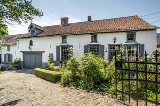 Deze ruime kangoeroewoning is rustig gelegen in het landelijke Gooik en biedt een unieke combinatie van ruimte, comfort en veelzijdigheid. Dankzij de indeling met twee volwaardige wooneenheden is deze eigendom ideaal voor grote gezinnen, zorgwonen of inwonende familie.
We betreden de eerste wooneenheid via de inkomhal met apart toilet en wandelen verder naar de aangename leefruimte met salon en eetkamer. Via de eetkamer bereiken we de geïnstalleerde keuken. Op de eerste verdieping treffen we drie ruime slaapkamers, een badkamer en een bijkomende ruimte aan die tal van mogelijkheden biedt en perfect kan ingericht worden als bureau, hobbyruimte of praktische berging.
De tweede wooneenheid beschikt over een eigen aparte inkom, waardoor beide woningen volledig zelfstandig gebruikt kunnen worden. We komen er terecht in de gezellige leefruimte met aansluitende eetkamer en geïnstalleerde keuken. De leefruimte geeft rechtstreeks uit op het terras en de aangename tuin, waar u in alle rust kan genieten van het groene uitzicht. Op de verdieping bevindt zich een ruime slaapkamer met aansluitende badkamer.
De garage vormt de verbinding tussen beide wooneenheden en biedt daarnaast ook praktische bergruimte.
Tot slot beschikt deze eigendom over een autostaanplaats op de oprit en een bijgebouw met tal van mogelijkheden, ideaal als hobbyruimte, atelier, opslagruimte of om verder in te richten naar eigen wensen.
Deze karaktervolle kangoeroewoning combineert ruimte, functionaliteit en een rustige ligging en vormt daardoor de ideale thuis voor gezinnen die op zoek zijn naar een eigendom met uitzonderlijk veel mogelijkheden.
