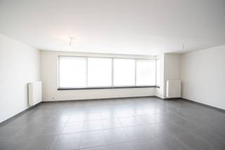 Instapklaar modern appartement te Desselgem, nabij centrum Waregem.<br />Het appartement heeft volgende indeling: inkom met toilet, ruime en lichtrijke living met open keuken, ruime berging, badkamer, 2 slaapkamers, balkon en garagebox.<br />Gemeenschappelijke tuin achteraan de garages. <br />*Vlakbij centrum Waregem<br />*Vlotte E17 verbinding<br />*Instapklaar!<br />Algemene kosten: €50/mnd. Wenst u meer informatie of een bezoek, mail naar anke@immoroba.be