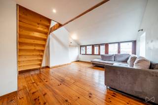 Perfect gelegen in het hart van het stadscentrum, op slechts enkele stappen van de Place Cathédrale, ontdek deze studio met een PEB-oppervlakte van 49 m²! Dankzij de gunstige ligging nabij alle voorzieningen (tram, bus, trein, winkels, scholen) is het als volgt ingedeeld: 4e verdieping: woonkamer van 24 m², keuken, badkamer met WC, zolderberging en mezzanine slaapkamer. Algemene kenmerken: PEB G (606 kWh/m².jaar – 29.884 kWh/jaar – 20171023015634) – conforme elektrische installatie – houten ramen met dubbele beglazing – parlofoon – maandelijkse lasten van €62 – aandelen: 40/1.000 – gebouw zonder lift – ... Om andere exclusieve opportuniteiten te ontvangen, nodigen wij u uit om rechtstreeks contact met ons op te nemen. Wij begeleiden u graag bij uw zoektocht naar een aankoop of investering, evenals bij uw verkoopproject. Voor elke GRATIS en VRIJBLIJVENDE schatting, neem contact op met uw expert via +32 4 277 00 07.