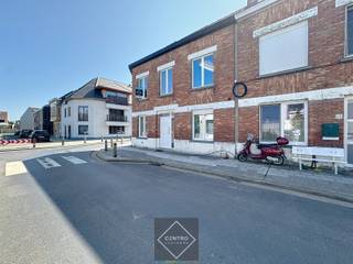Gerenoveerde woning met 4 ruime slpks op LEUKE ligging te Blankenberge, recht tegenover speelplein en op wandelafstand van de...